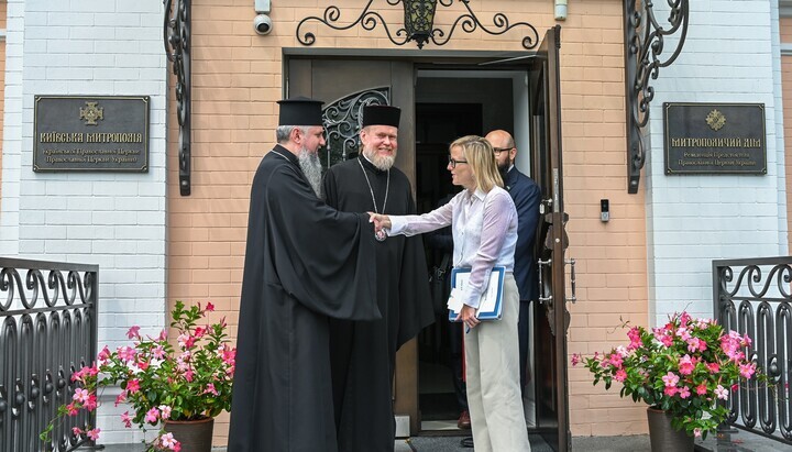 U.S. diplomat Julie Davis meets with Dumenko and Zoria. Photo: OCU