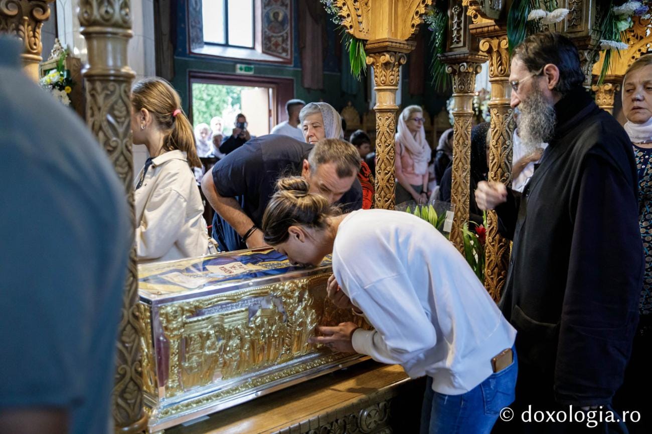 Pilgrims venerate the relics of Saints Paisie and Cleopa