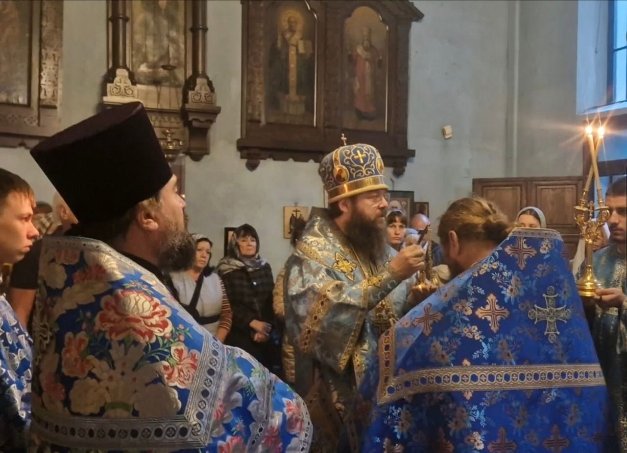 Bishop Irenei awarding the Gold Cross to Priest Evgeny Nikitin. Photo: orthodox-europe.org
