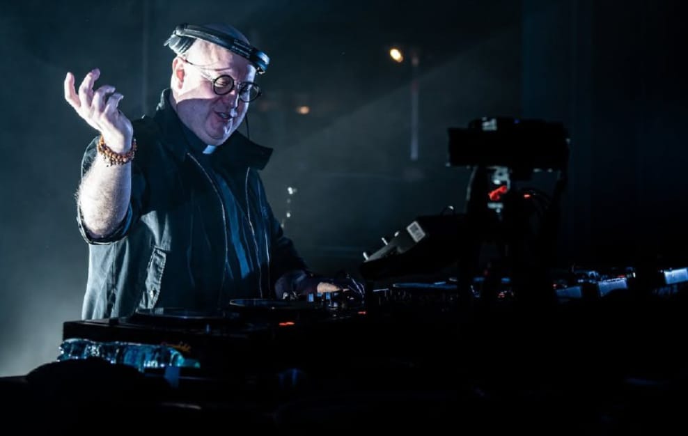 Padre Guilherme DJ's while wearing the collar. Photo: nerdsmedia