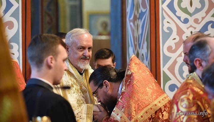 Boris Bojović kisses the hand of Metropolitan Emmanuel in Ukraine in 2019. Photo: OCU