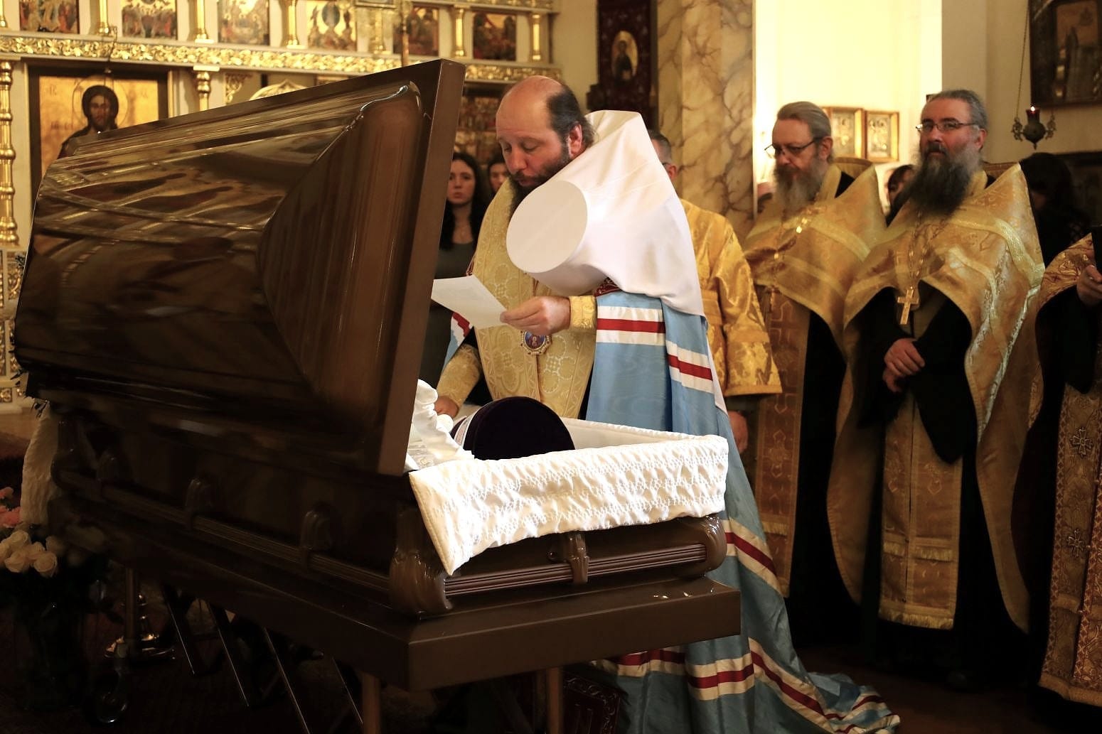 His Eminence prays over the recently reposed protodeacon. Photo: T. Veselkina/Media Office of the Eastern American Diocese