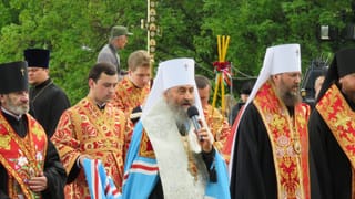 Metropolitan Onuphry speaking at an outdoor prayer service.
