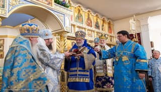 Met. Saba presents Met. Nicholas with the belt of St. Raphael. Photo: Rdr. George Konyev/Eastern American Diocese ROCOR