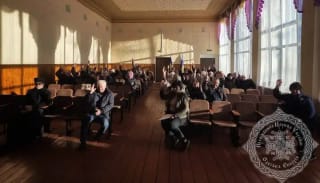 Local residents in the village of Myrony vote regarding the fate of the UOC parish. Photo: odessa-life.od.ua