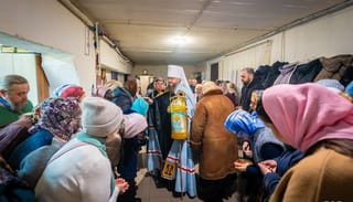 Metr. Theodosiy blessing the faithful of the Presentation of the Lord Church. Photo: Cherkasy Eparchy of the UOC/Facebook
