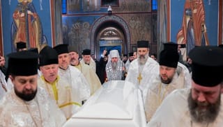 Epifaniy Dumenko stands at the foot of Filaret Denysenko's casket. Photo: tsn.ua