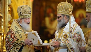 Patr. Kirill and Patr. John X exchanging gifts in 2014. Photo: antiochpatriarchate.org