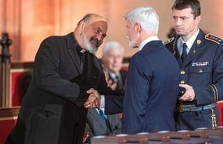 Tomáš Halík shakes hands with President Petr Pavel. Photo: Aktuálně.cz