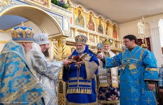 Met. Saba presents Met. Nicholas with the belt of St. Raphael. Photo: Rdr. George Konyev/Eastern American Diocese ROCOR