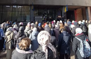 Faithful of the UOC outside the courthouse. Photo: Telegram channel “Fortress Lavra.”