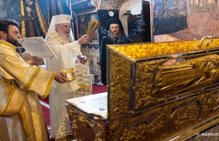 Pat. Daniel of Romania consecrates the reliquary of St. Dumitru Stăniloae. Photo: Basilica News Agency