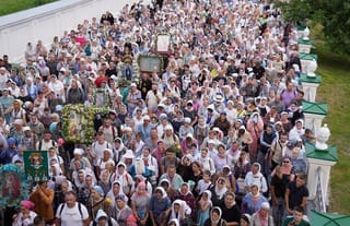 Nearly 2,000 Pilgrims Participate in Procession to Pochaiv Lavra
