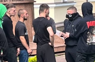 OCU militants receiving instructions from a coordinator on UOC cathedral grounds. [CREDIT: UOJ/SPZh]