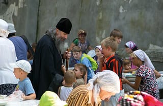 Met. Arseny among refugees at the Sviatohirsk Lavra. Photo: Lavra Press Service