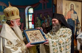 Met. Longin concelebrates with Archimandrite Metodije, Abbot of the Hilandar Monastery on Mount Athos, on the anniversary of his episcopal consecration. Photo: newgracanica.org