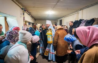 Metr. Theodosiy blessing the faithful of the Presentation of the Lord Church. Photo: Cherkasy Eparchy of the UOC/Facebook