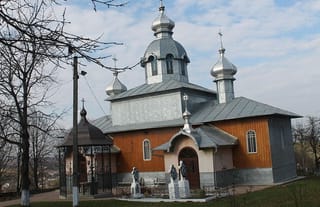 Midnight Raid: OCU Militants Attempt to Raid UOC Church, Beat Women with Pipes