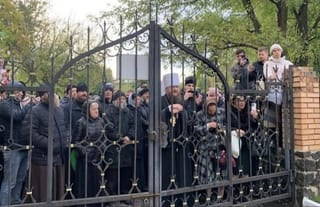 Believers of the UOC in Cherkasy near the fence of their cathedral, seized by the OCU. Photo: focus.ua