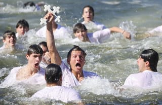 Athos Karistinos retrieves the Holy Cross. Photo: tampabay.com