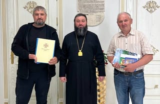 Cleric Theognost with disputed representatives. Photo: pomisna-ch.info