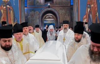 Epifaniy Dumenko stands at the foot of Filaret Denysenko's casket. Photo: tsn.ua