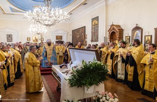 Met. Nicholas presides over the funeral service for Protodeacon Nicolas Mokhoff. Photo: G. Konyev/Media Office of the Eastern American Diocese