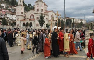 Albanian Orthodox Christians in Theophany procession. Photo: orthochristian.com