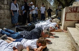 Jews praying at the Temple Mount. Photo: timesofisrael.com