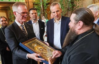 Chairman of the U.S. Commission on Fine Arts Rodney Mims Cook Jr. and Abbot of the Trinity-Sergius Hermitage Monastery, Hegumen Varlaam Pereverzev. Photo: tass.ru