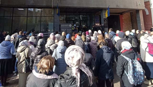 Faithful of the UOC outside the courthouse. Photo: Telegram channel “Fortress Lavra.”