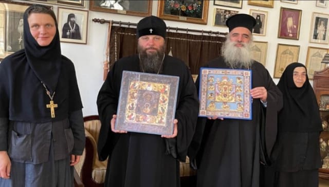 Metropolitan Nicholas gifted Archbishop Theodosius with a painted copy of the Kursk-Root Icon of the Mother of God “of the Sign" at their meeting in Jerusalem. Photo source: synod.com