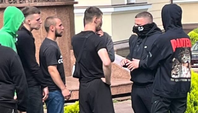 OCU militants receiving instructions from a coordinator on UOC cathedral grounds. [CREDIT: UOJ/SPZh]