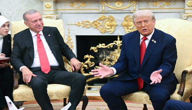US President Donald Trump meets with Turkey's President Recep Tayyip Erdogan in the Oval Office of the White House in Washington, DC on September 25, 2025. Photo: AFP