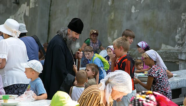 Met. Arseny among refugees at the Sviatohirsk Lavra. Photo: Lavra Press Service