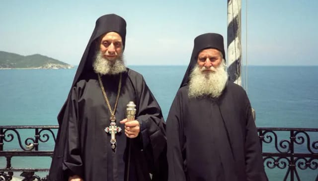 Elder Aimilianos of Simonopetra and Joseph of Vatopaidi. Photo: reddit.com
