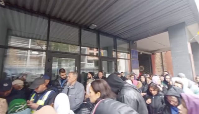 Faithful outside of the Kyiv Appellate Court. [CREDIT: UOJ - SPZh]