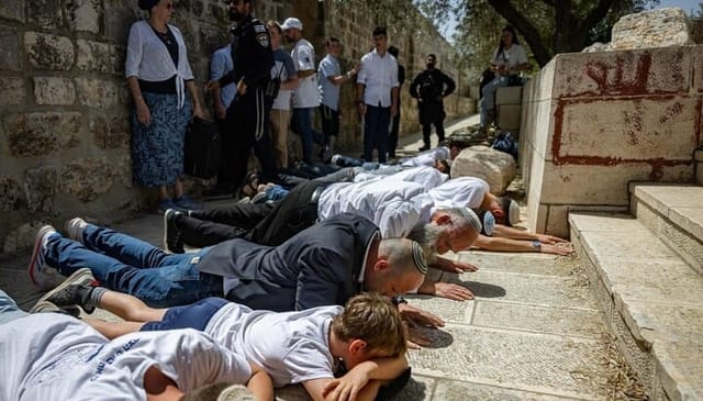 Jews praying at the Temple Mount. Photo: timesofisrael.com