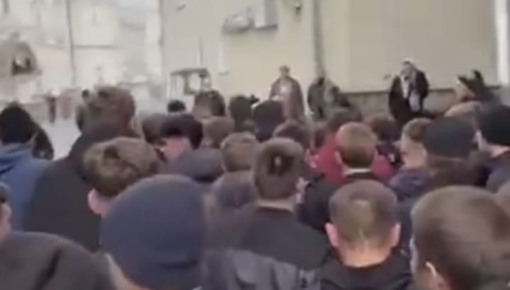 In Pochaiv, seminarians push back the attackers. [CREDIT: SPZh]