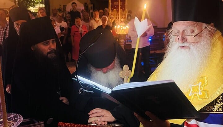 Bishop Benjamin of Boyarka performing a monastic tonsure at the UOC parish in Italy. Photo: Facebook UOC in Italy