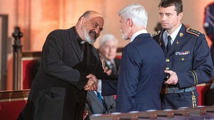 Tomáš Halík shakes hands with President Petr Pavel. Photo: Aktuálně.cz