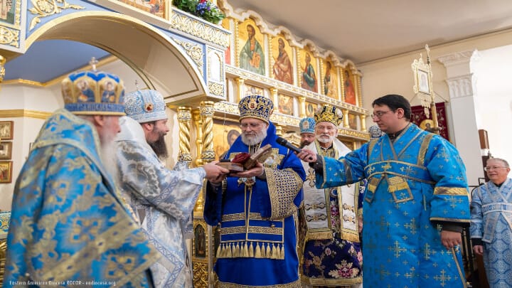 Met. Saba presents Met. Nicholas with the belt of St. Raphael. Photo: Rdr. George Konyev/Eastern American Diocese ROCOR
