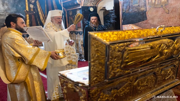 Pat. Daniel of Romania consecrates the reliquary of St. Dumitru Stăniloae. Photo: Basilica News Agency