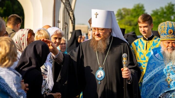 Metropolitan Theodosiy with his flock. Photo: Cherkasy Eparchy