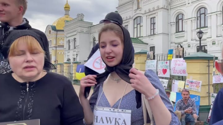 Yaryna Aryeva near the Kyiv-Pechersk Lavra in 2023. Photo: UOJ