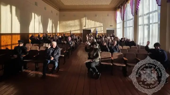 Local residents in the village of Myrony vote regarding the fate of the UOC parish. Photo: odessa-life.od.ua
