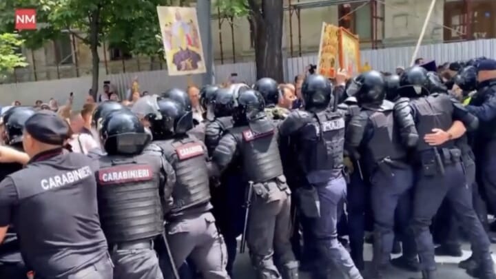 In Chisinau, the police blocked the path of the Orthodox.
