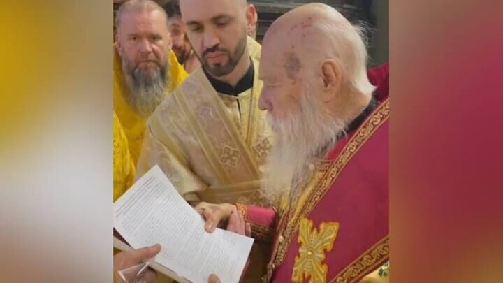 Filaret with his spiritual testament. Photo: Telegram channel “For the Ukrainian Church”