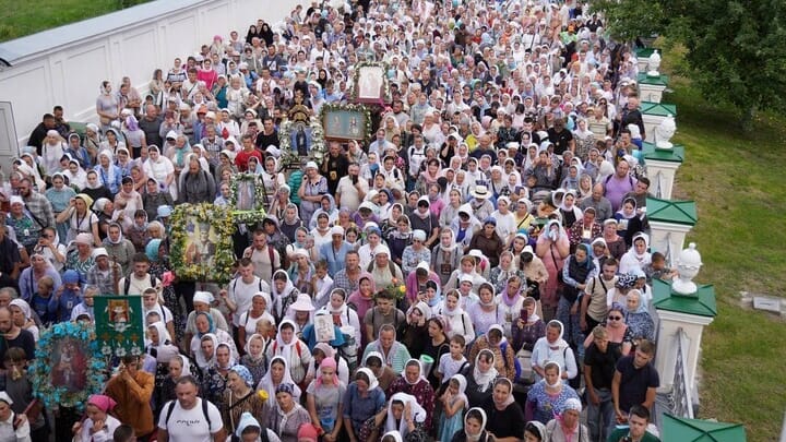Nearly 2,000 Pilgrims Participate in Procession to Pochaiv Lavra