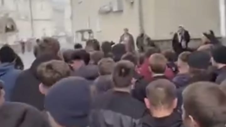 In Pochaiv, seminarians push back the attackers. [CREDIT: SPZh]